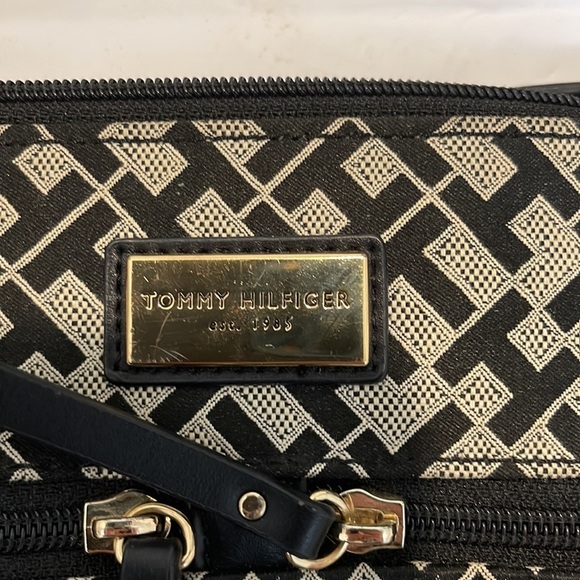 Tommy Hilfiger women’s strapped cross bag - Picture 2 of 8